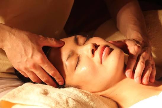 Head Spa japonais : la tradition millénaire qui révolutionne le soin capillaire